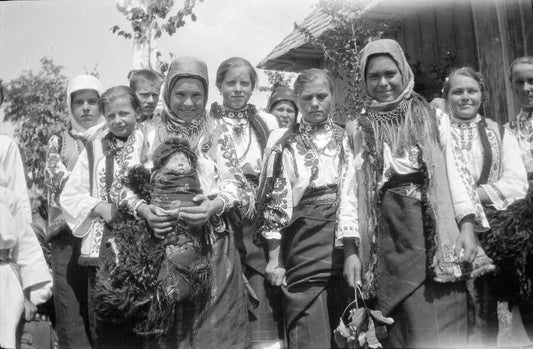 Interwar Bukovyna through the lens of French photographers Jacqueline and René Benezech. Vyshyvanka Day. Embroidery, Ukrainian embroidery, Ukrainian culture, Ukraine