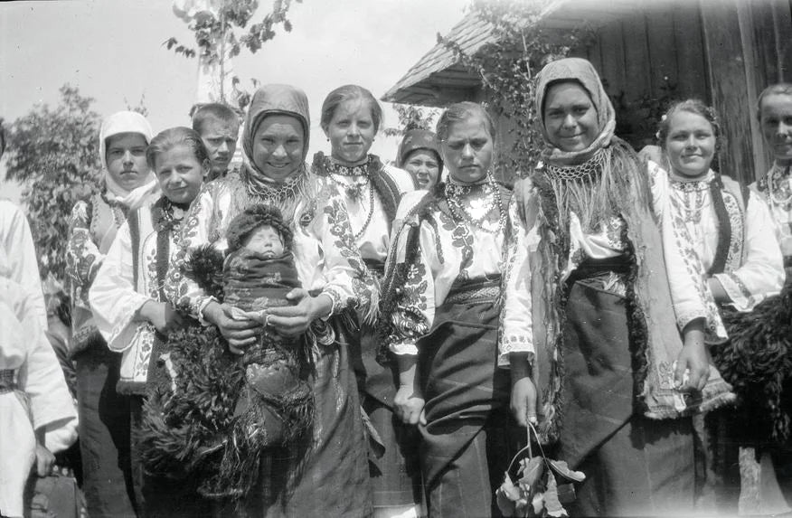 Interwar Bukovyna through the lens of French photographers Jacqueline and René Benezech. Vyshyvanka Day. Embroidery, Ukrainian embroidery, Ukrainian culture, Ukraine
